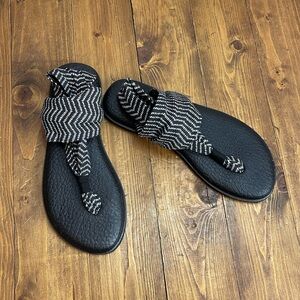 Sanuk size 7 yoga sling sandals black and white design